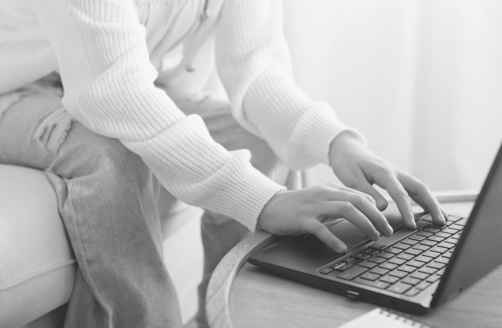 Nahaufnahme von Finanzunterlagen und Notizen