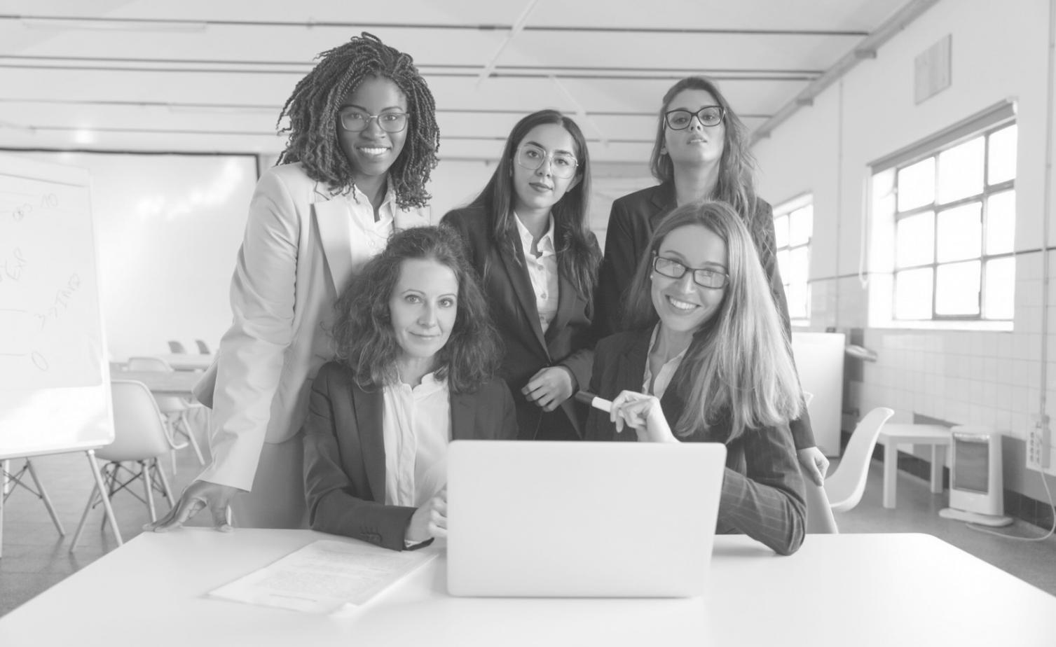 Familie beim gemeinsamen Planen der Finanzen am Küchentisch