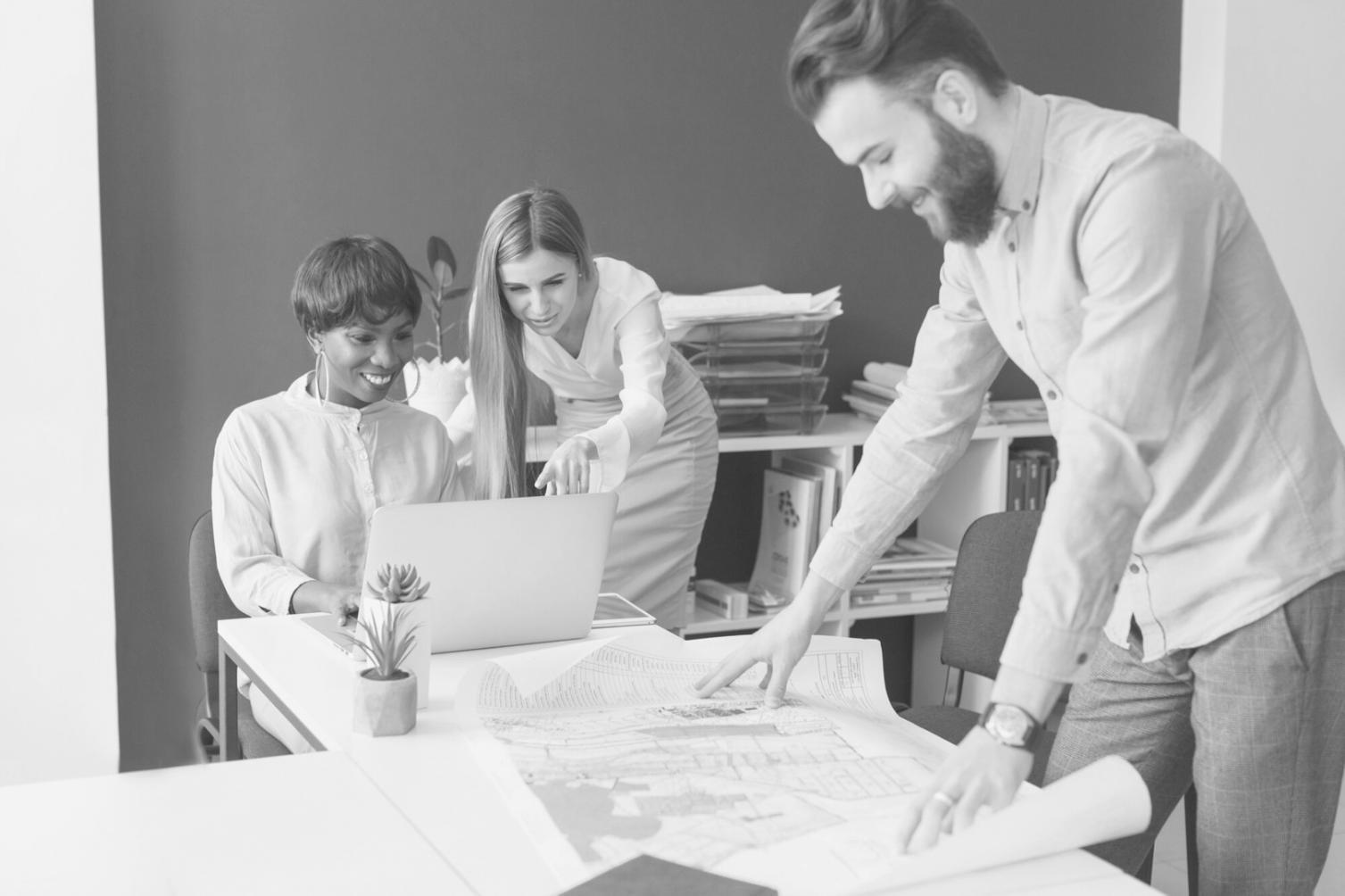 Familie plant gemeinsam Budget am Küchentisch